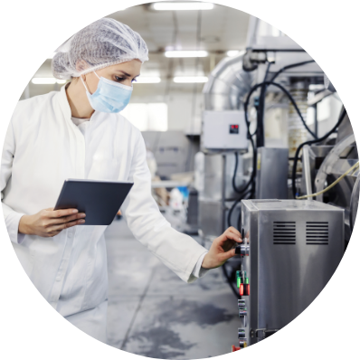 Technicien en CQ dans une usine laitière ultramoderne au Canada effectuant une vérification sur la machine